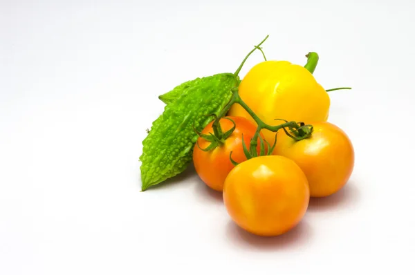 Tomaten, Bittergurke & Chilischote isoliert auf weißem Hintergrund — Stockfoto