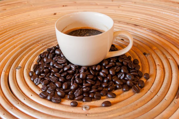 Koffiebonen op houten tafel — Stockfoto