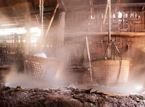 Produção de sal, sal fervente — Fotografia de Stock