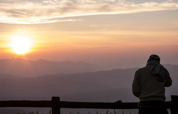 Männer und Sonnenaufgang — Stockfoto