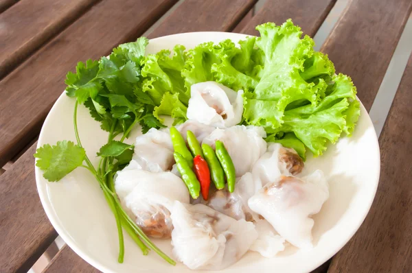 Steamed rice-skin dumplings and vegetable on wooden table — Stock Photo, Image