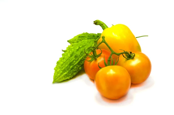 Tomaten, Bittergurke & Chilischote isoliert auf weißem Hintergrund — Stockfoto