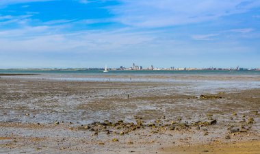 Breskens plaj çamurlu düzlükleri Vlissingen şehri, Zeeland, Hollanda manzaralı