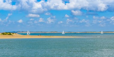 Okyanusun güzel manzarası, yelkenli gemileri, Breskens plajı, Zeeland, Hollanda