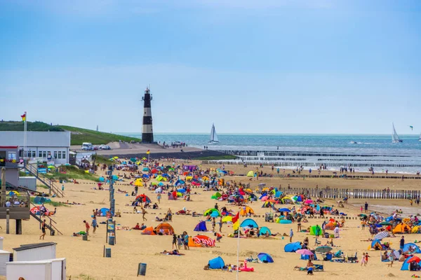 夏の間のブレッケンズの混雑したビーチ ブレッケンズ ゼーラント州 オランダ 2020年7月20日 — ストック写真