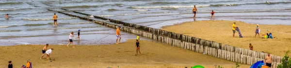 Turistas Recriando Jogando Jogos Praia Breskens Durante Temporada Verão Breskens — Fotografia de Stock