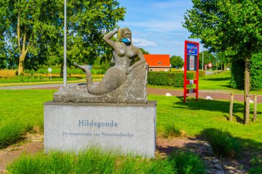 Hildegonda, Corona krizi, tarihi mimari, Waterlandkerkje, Hollanda, 20 Temmuz 2020 'de su kerkje' nin popüler heykeli.