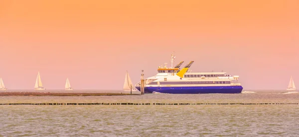 王子号在日落期间航行的最大船 弗林辛根与布雷斯肯斯 布雷斯肯斯 黑土之间的轮渡服务 2020年7月20日 — 图库照片