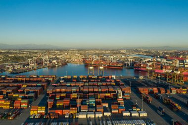 Kargo konteynırları Kaliforniya 'daki Long Beach limanına nakledilmeye hazır.
