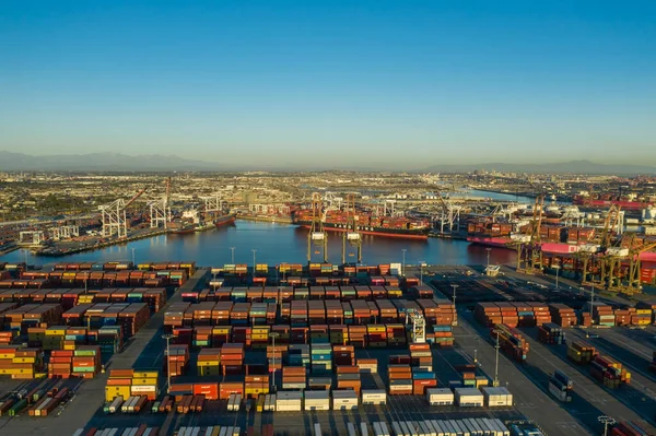 Kargo konteynırları Kaliforniya 'daki Long Beach limanına nakledilmeye hazır.