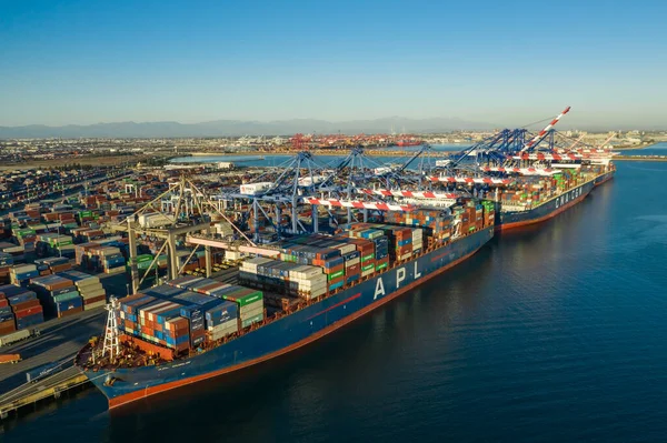 Kaliforniya 'daki Long Beach limanına yanaşan konteynır gemilerinin havadan görüntüsü.