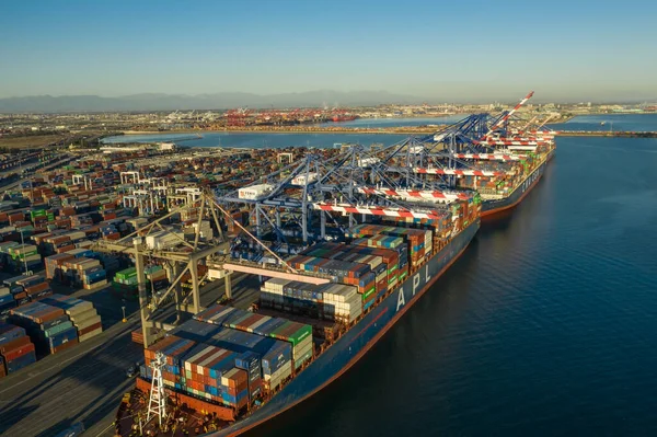 İnsansız hava aracı, Kaliforniya 'daki Long Beach limanına yanaşmış büyük konteynırın havadan görüntüsü.