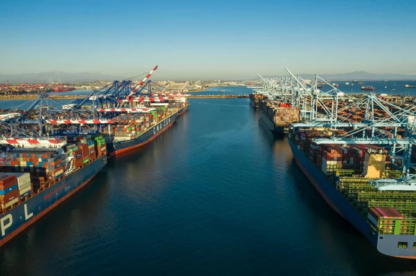 Intermodal, konteynır gemileri Kaliforniya 'daki Long Beach limanına yanaştı.