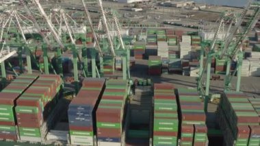 İnsansız hava aracı, California 'daki Long Beach limanına yanaşmış büyük, çoklu modüllü bir konteynır gemisinin hava görüntüsü.