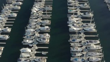 İHA, Long Beach marinasına yanaşmış lüks yat ve teknelerin havadan görüntüsü.