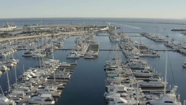 在加利福尼亚长滩的码头 无人驾驶飞机对停泊在码头上的船只和游艇进行射击 — 图库视频影像