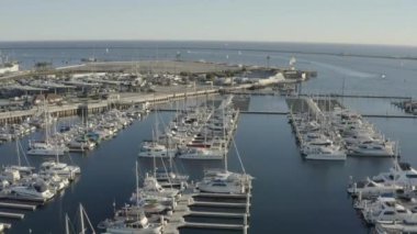 Long Beach California 'daki marinaya yanaşan yat ve botların hava ve insansız hava aracı görüntüleri.