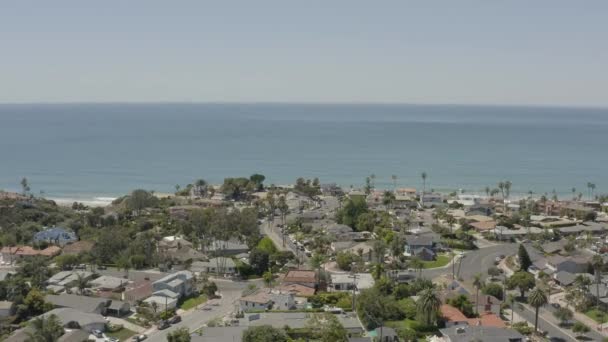 Imagens Aéreas Invertidas Uma Pequena Cidade Costeira Longo Costa Pacífico — Vídeo de Stock
