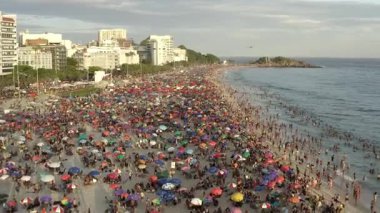 İHA, Rio de Janeiro 'daki karnaval sırasında Ipanema plajında parti yapan büyük kalabalığın hava görüntüsü..