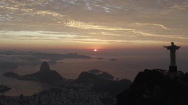 Rio de Janeiro Brezilya 'da bulutların üzerinde yaz gündoğumu sırasında, arka planda Sugar Loaf ile Kurtarıcı İsa' nın muhteşem, drone görüntüsü.