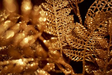 Işıltılı parlak altın yapraklar. Noel süslemeleri.