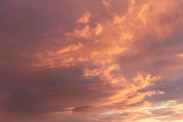 日没の空 雲の太陽に照らされた 暖色系 — ストック写真