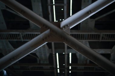 Nehir boyunca bir köprü inşaatı ile ilgili detaylar, yakın plan..