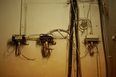 Depodaki eski elektrik kabloları ve bağlantı kutusu..