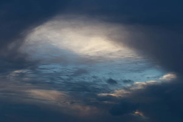 Karamsar Gökyüzü Kara Dramatik Bulutlarda Bir Boşluk — Stok fotoğraf
