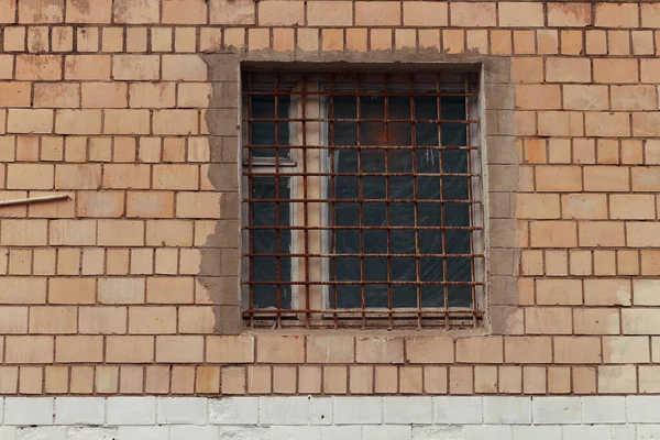 Mur Brique Une Fenêtre Avec Des Barres Rouillées — Photo