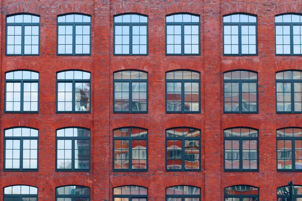 Zbliżenie Ciany Fabrycznego Budynku Czerwona Cegła Okna Lustrzane — Zdjęcie stockowe