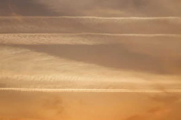 日没の空 雲の太陽に照らされた コンコースと羽の雲 — ストック写真