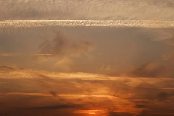 日没の空 雲の太陽に照らされた コンコースと羽の雲 — ストック写真
