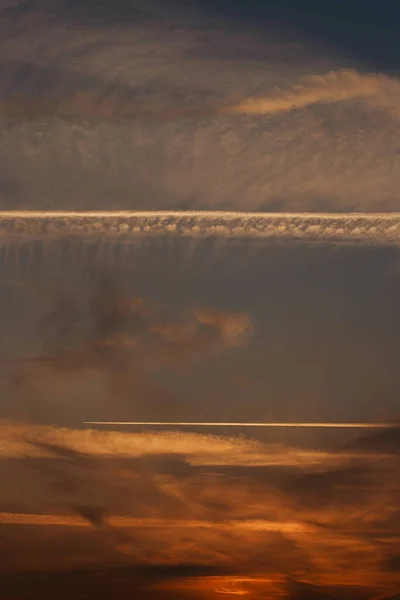 Cielo Tramonto Nuvole Illuminate Dal Sole Contrasta Nuvole Piume — Foto Stock