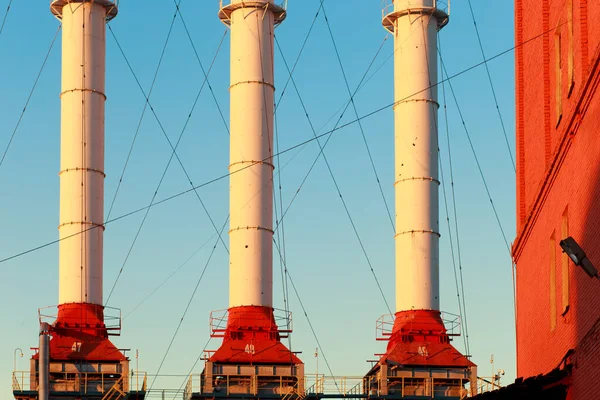 Schoorstenen Van Centrale Tegen Lucht — Stockfoto