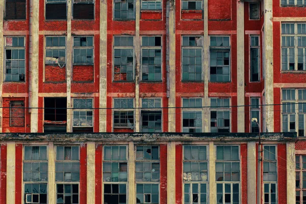 Zbliżenie Opuszczonej Fabryki Budynek Czerwonej Cegły Wybite Okna — Zdjęcie stockowe