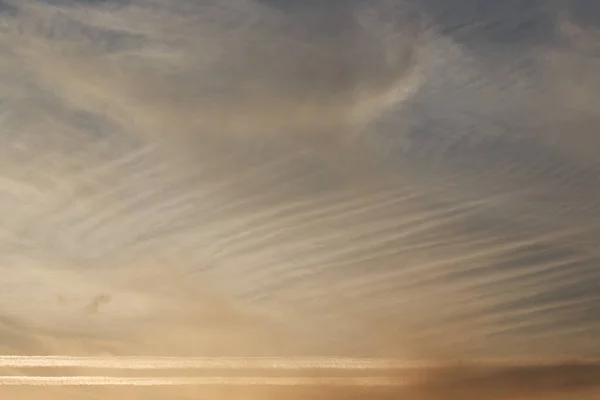 Günbatımı Gökyüzü Güneşle Aydınlanan Bulutlar Organları Tüy Bulutları — Stok fotoğraf