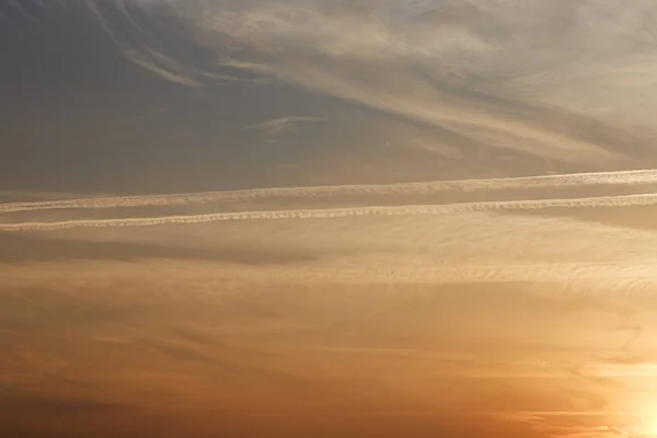 日没の空 雲の太陽に照らされた コンコースと羽の雲 — ストック写真