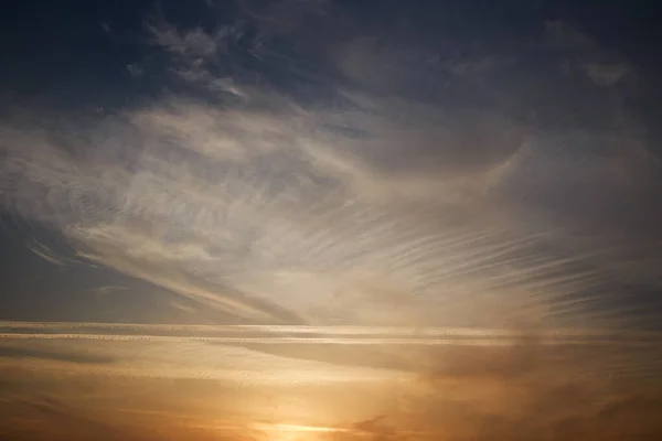 日没の空 雲の太陽に照らされた コンコースと羽の雲 — ストック写真