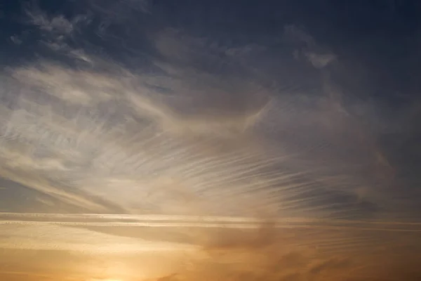 Sunset Sky Clouds Illuminated Sun Contrails Feather Clouds — Stock Photo, Image