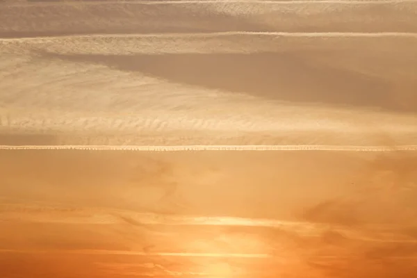 Günbatımı Gökyüzü Güneşle Aydınlanan Bulutlar Organları Tüy Bulutları — Stok fotoğraf
