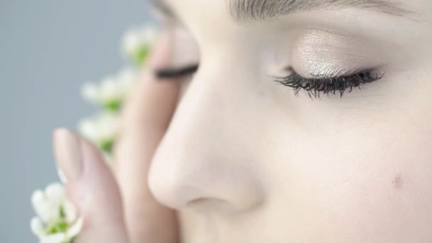 Zbliżenie Twarzy Pięknej Dziewczyny Czystą Skórą Goły Makijaż Naturalny Kosmetyk — Wideo stockowe
