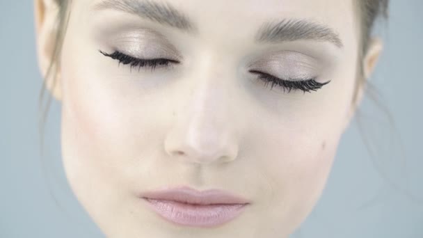 Cara Chica Hermosa Con Piel Limpia Maquillaje Desnudo Cosmética Natural — Vídeos de Stock