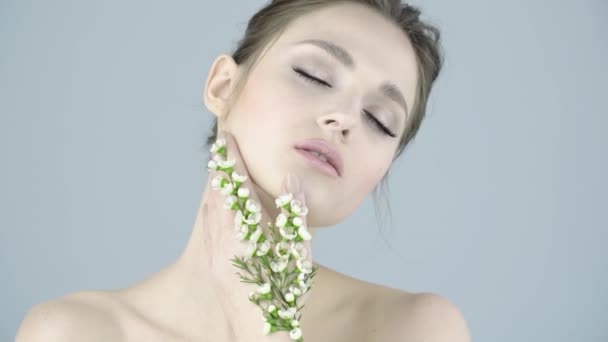 Cerca Cara Hermosa Chica Con Piel Limpia Pequeñas Flores Blancas — Vídeo de stock