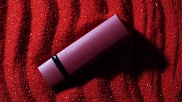 Rossetto Giace Nella Sabbia Rossa Concetto Pubblicità Cosmetica Decorativa Tubo — Video Stock