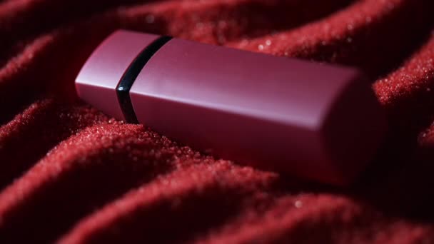 Ruj Kırmızı Kumda Yatıyor Dekoratif Kozmetik Reklamcılığı Kavramı Kırmızı Ruj — Stok video