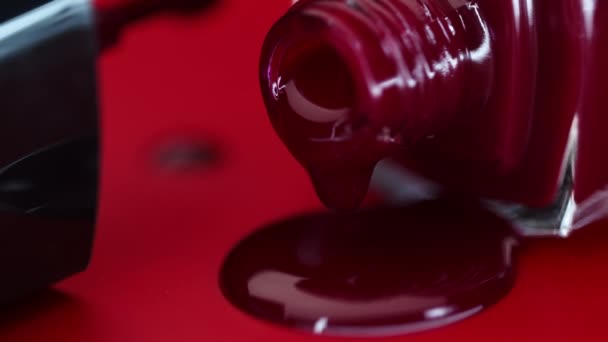 Μακρό Πλάνο Από Μπουκάλι Βερνίκι Νυχιών Βρίσκεται Κόκκινο Φόντο Κόκκινο — Αρχείο Βίντεο