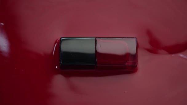 Smalto Rosso Concetto Liquido Rosso Una Spruzzata Goccia Nel Liquido — Video Stock