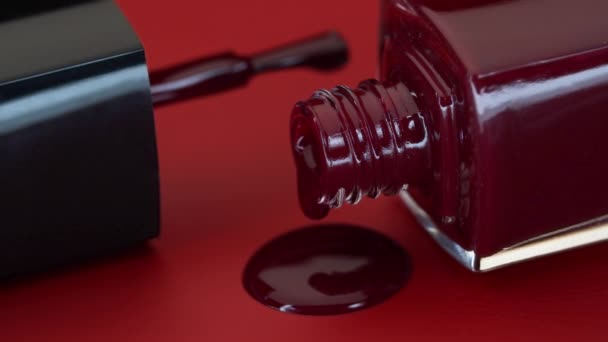 Macro Tiro Garrafa Verniz Unha Encontra Fundo Vermelho Esmalte Vermelho — Vídeo de Stock