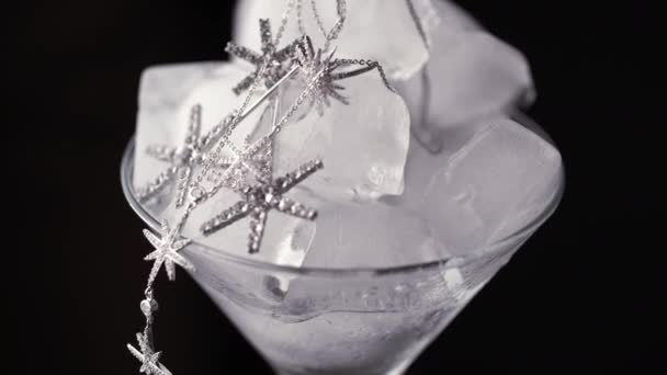 Skleněný Pohár Kostkami Ledu Drahocennými Šperky Čas Krátí Led Taje — Stock video